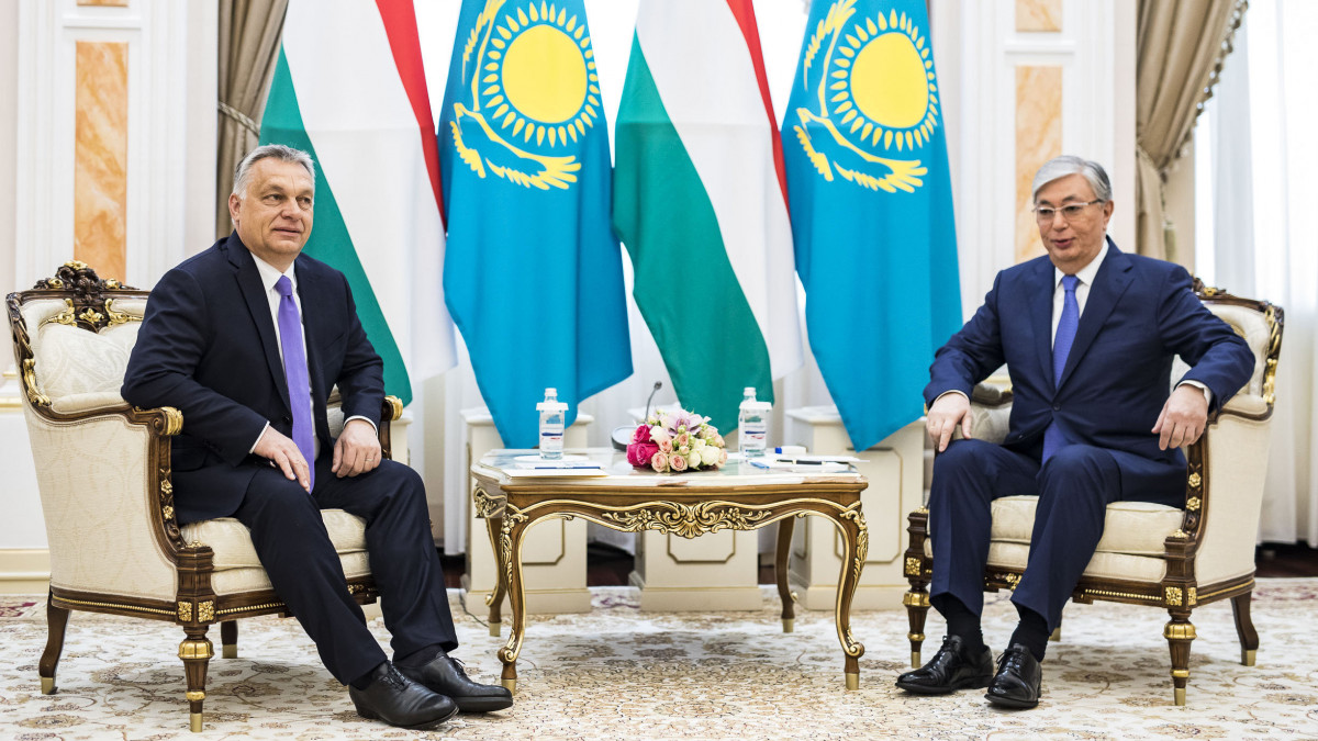 A Miniszterelnöki Sajtóiroda által közreadott képen Kaszim-Zsomart Tokajev kazah államfő (j) fogadja Orbán Viktor miniszterelnököt Nurszultanban 2019. április 24-én.