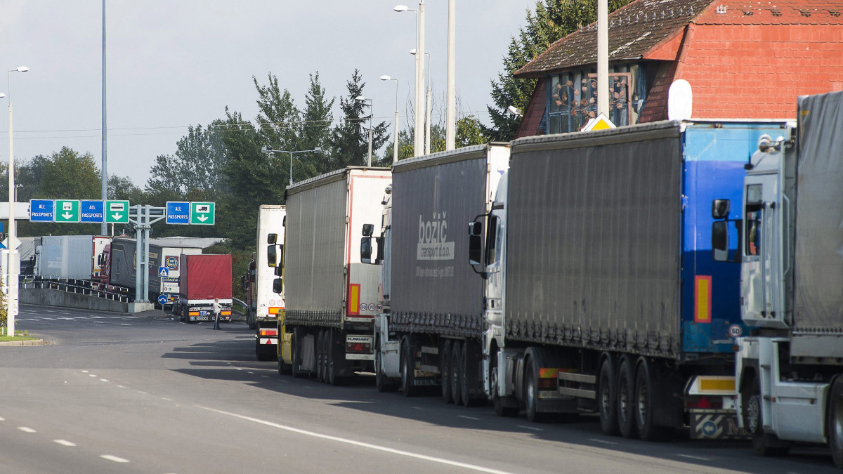 Magyarországról kilépő kamionok Záhonyban, a magyar-ukrán közúti határátkelőhelyen 2015. október 22-én.