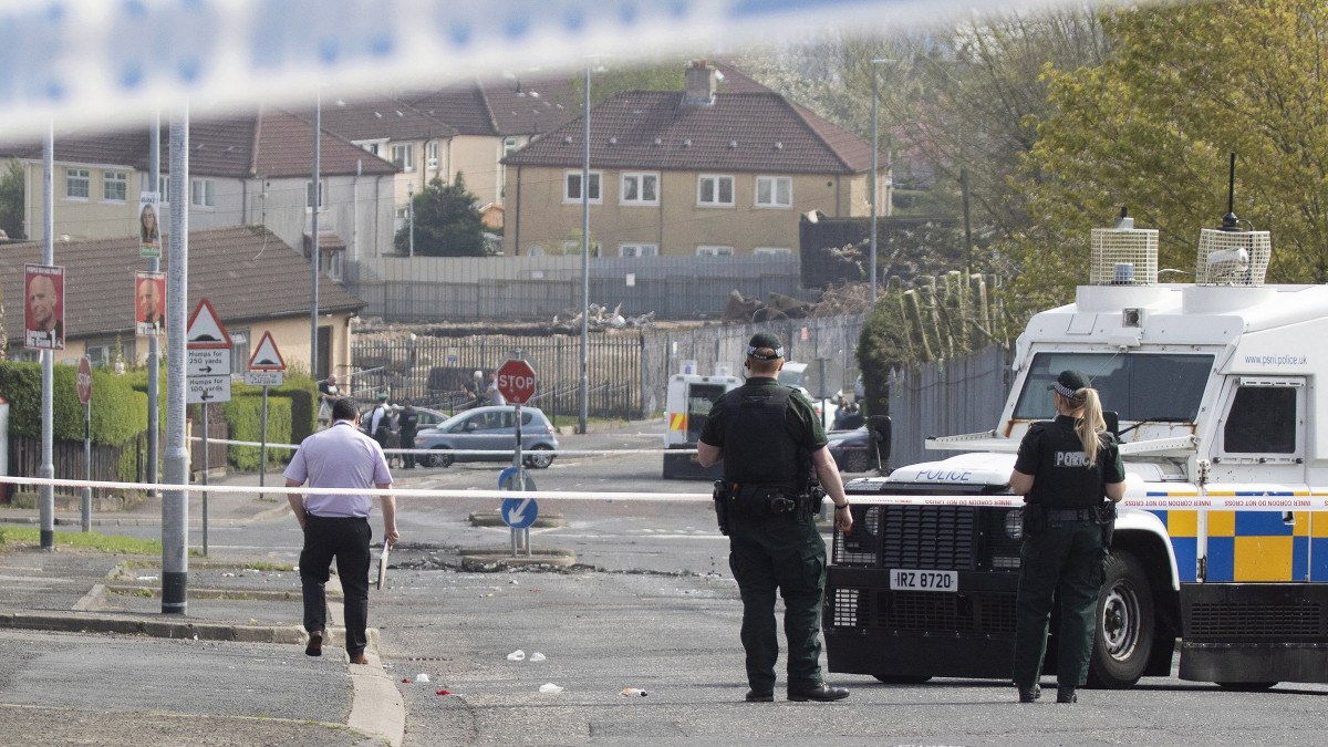 Helyszínelő rendőrök Londonderryben 2019. április 19-én, miután az éjjel ismeretlen tettesek benzinespalackokkal és lőfegyverrel razziázó rendőrökre támadtak és egy oknyomozó újságírónőt, a 29 éves Lyra McKeet halálosan megsebesítették az észak-írországi városban. A rendőrség terrorcselekménynek minősítette az incidenst, amelyért feltételezések szerint az Új IRA nevű szakadár britellenes katolikus terrorcsoport a felelős.