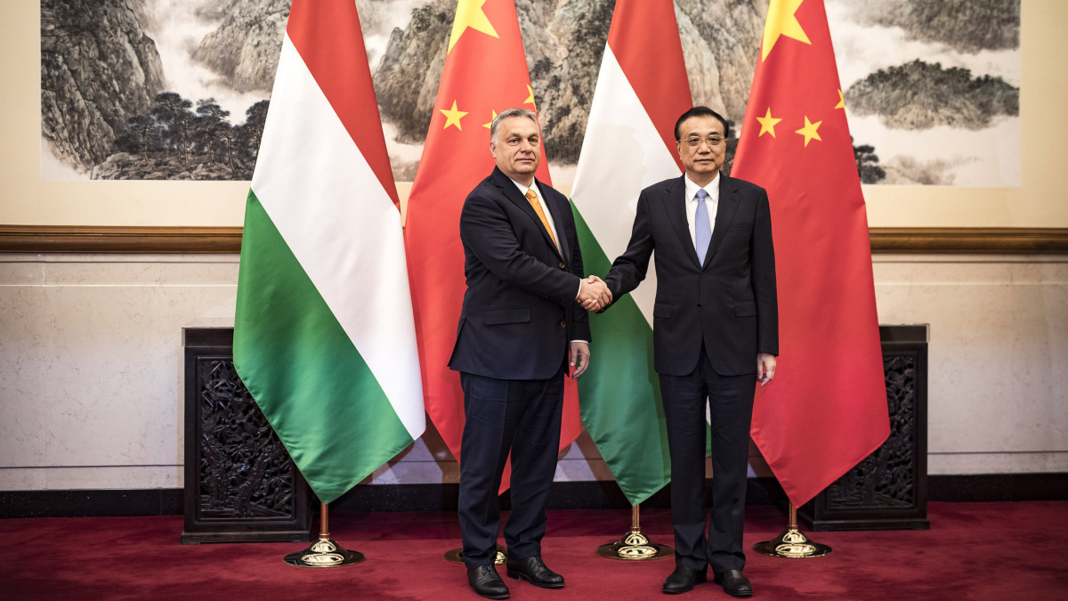 A Miniszterelnöki Sajtóiroda által közreadott képen Orbán Viktor miniszterelnök (b) és Li Ko-csiang kínai miniszterelnök kétoldalú tárgyalásukon Pekingben 2019. április 25-én.
