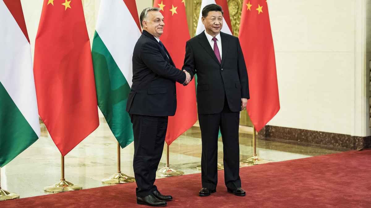 A Miniszterelnöki Sajtóiroda által közreadott képen Hszi Csin-ping kínai államfő (j) fogadja Orbán Viktor miniszterelnököt Pekingben 2019. április 25-én.