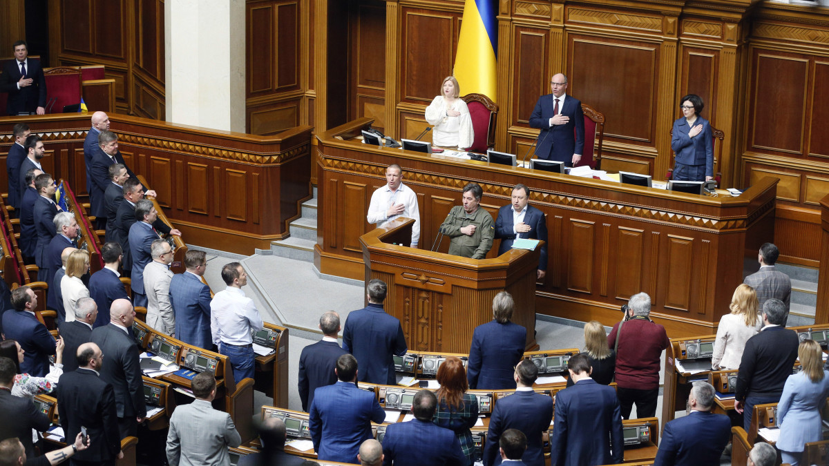 Ukrán képviselők éneklik a himnuszt, miután elfogadták a nyelvtörvényt a kijevi parlamentben 2019. április 25-én. A törvény a magánbeszélgetéseket és a vallási szertartásokat kivéve gyakorlatilag mindenhol kötelezővé teszi az ukrán nyelv használatát, a szabályok megsértéséért pedig jogi felelősségre vonást is kilátásba helyez.