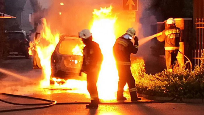 A nyílt utcán égett ki egy Opel - videó