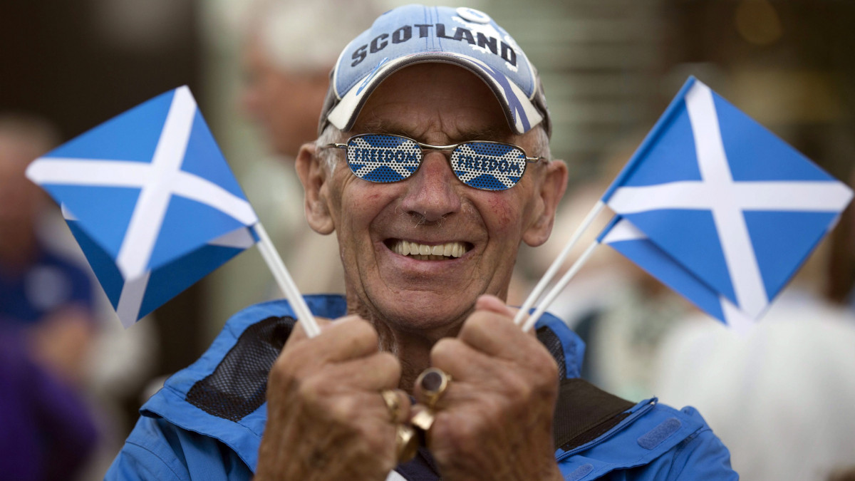 Perth, 2014. szeptember 13.John McCutcheon, a skót királyi ezred volt katonája az igen szavazatok mellett kampányol a skóciai Perthben 2014. szeptember 13-án a szeptember 18-i népszavazásra, amelyet Skócia Nagy-Britanniától való elszakadásáról rendeznek. (MTI/EPA/Robert Perry)
