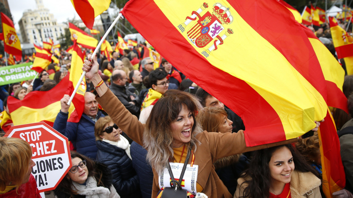 Pedro Sánchez szocialista miniszterelnök és kormánya ellen tüntetnek a madridi Columbus téren 2019. február 10-én.