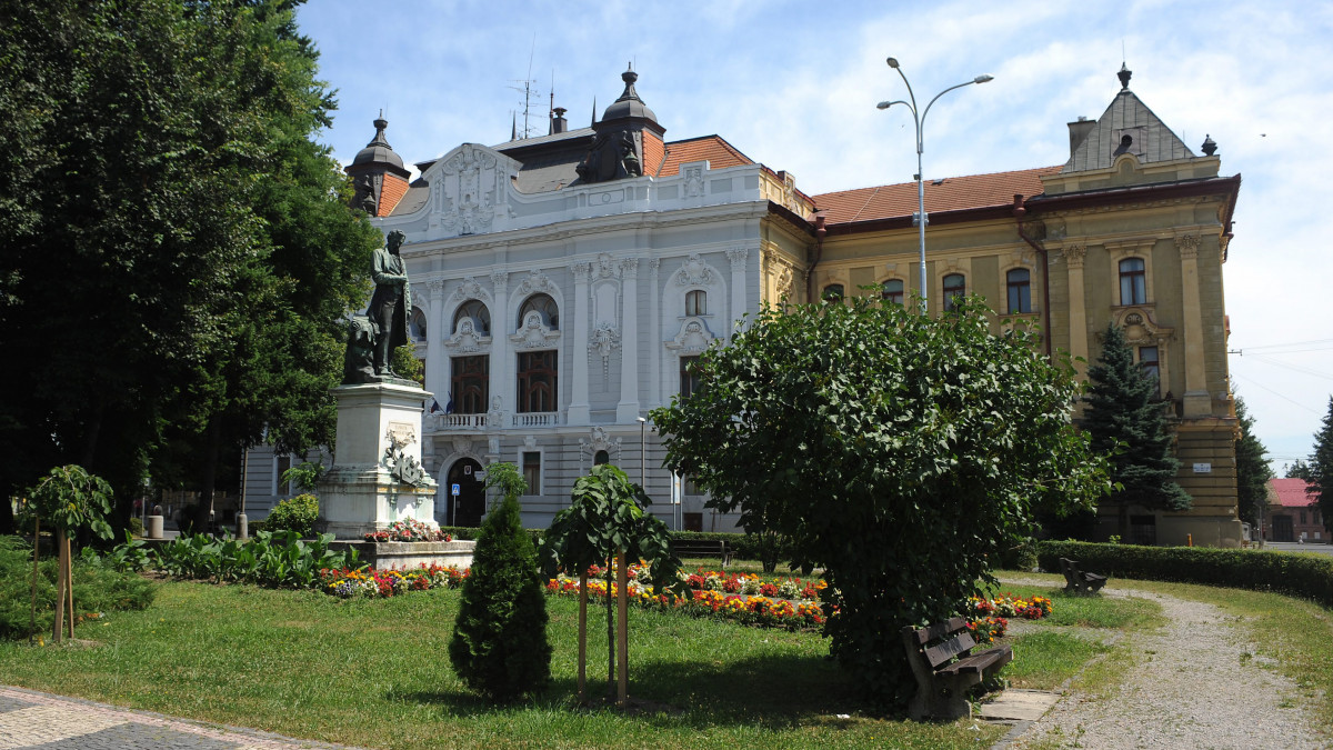 Tompa Mihály költő szobra a róla elnevezett téren a szlovákiai Rimaszombaton.