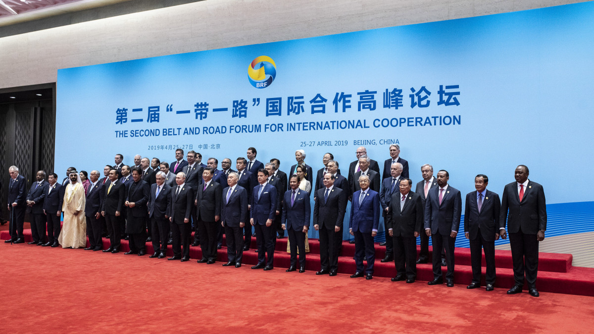 A Miniszterelnöki Sajtóiroda által közreadott csoportképen az Egy övezet, egy út kezdeményezés zárt körben zajló vezetői fórumának résztvevői, köztük Orbán Viktor miniszterelnök (középső sor j4) Pekingben 2019. április 27-én.
