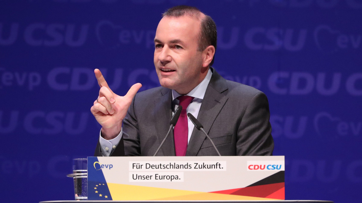 Manfred Weber, az Európai Néppárt európai parlamenti frakcióvezetője és csúcsjelöltje beszél a német Kereszténydemokrata Unió (CDU) és a bajor testvérpárt, a Keresztényszociális Unió (CSU) közös európai parlamenti (EP-) választási kampányának nyitóeseményén Münsterben 2019. április 27-én.