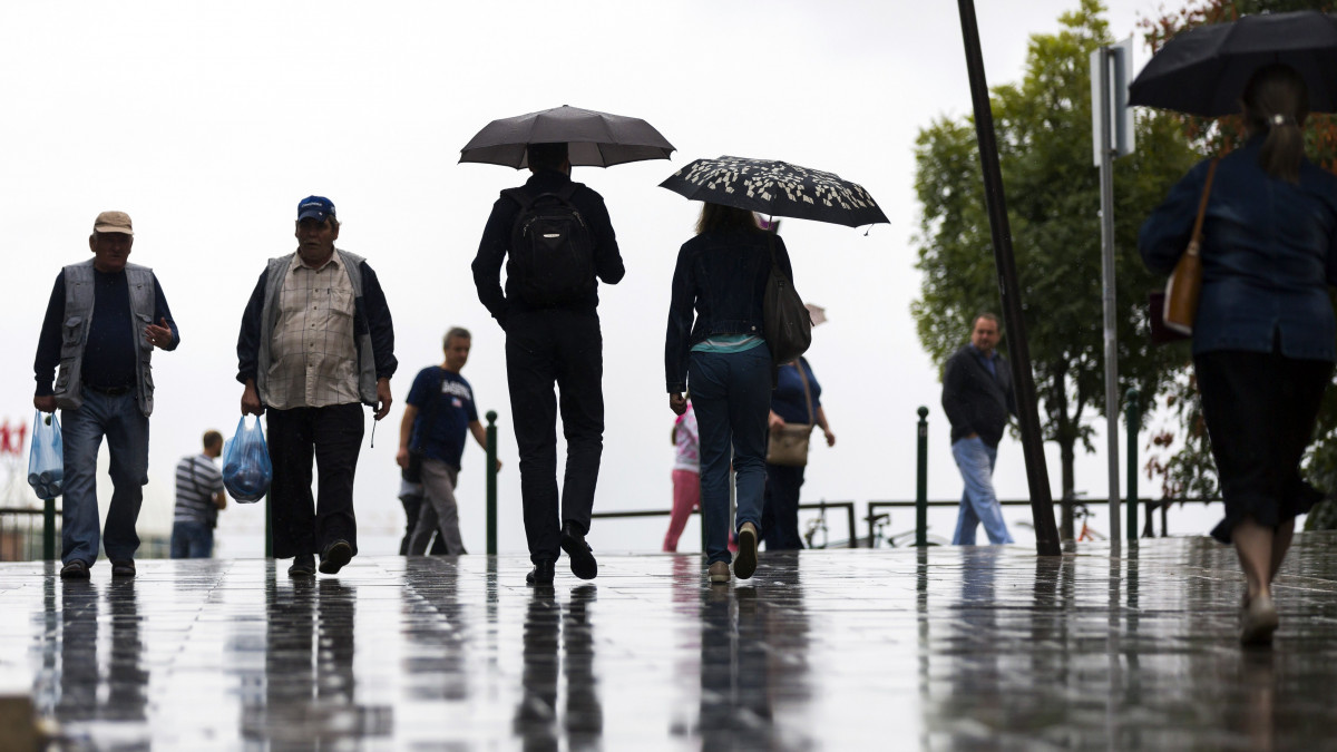 Járókelők az esőben a XII. kerületi Csaba utcában 2018. augusztus 26-án.