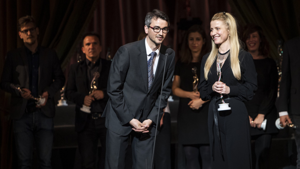 Mátyássy Áron rendező és Závorszky Anna producer a legjobb televíziós sorozatnak járó elismeréssel az Aranyélet című sorozatukért a 4. Magyar Filmdíj gálán a Pesti Vigadóban 2019. április 27-én.