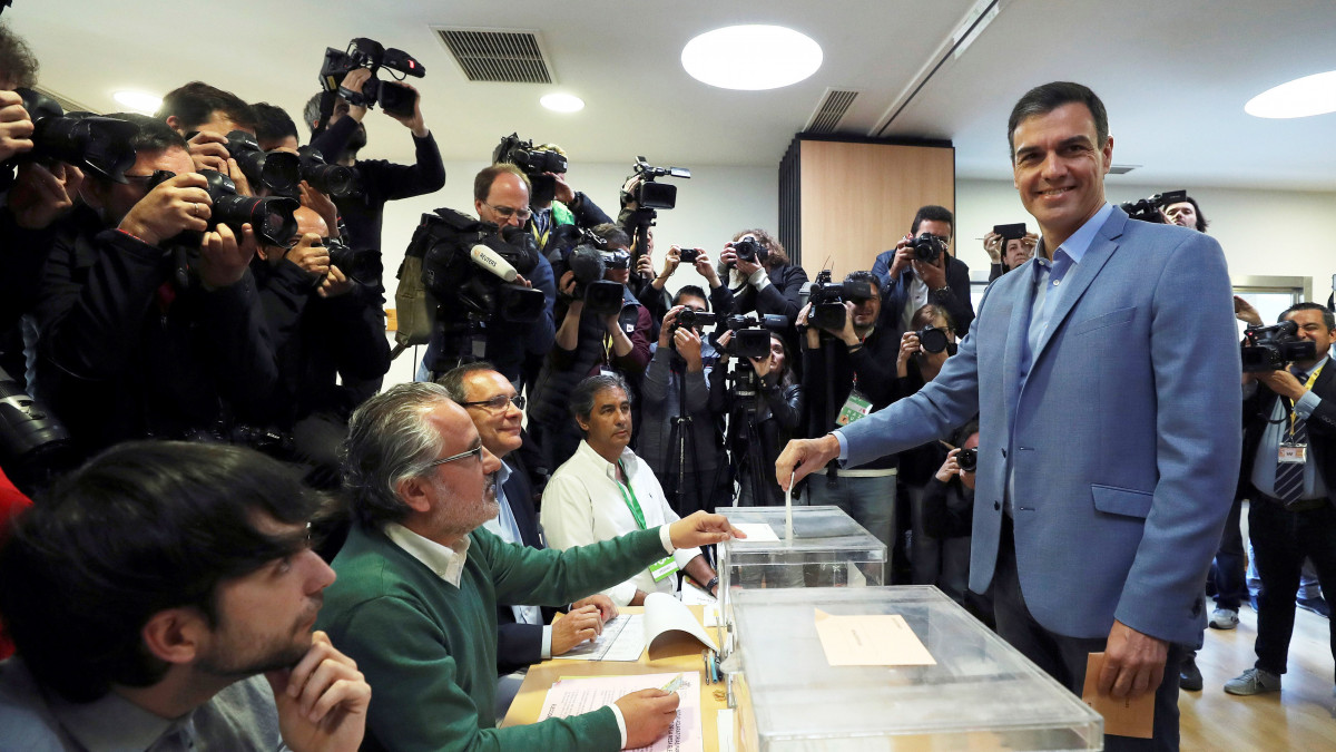 Pedro Sánchez miniszterelnök, a Spanyol Szocialista Munkáspárt (PSOE) főtitkára voksol Pozuelo de Alarcónban 2019. április 28-án, az előrehozott spanyol parlamenti választások napján.