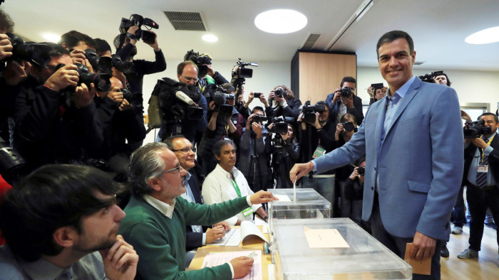 Szocialista győzelmet és kormányalakítási patthelyzetet jósolnak a spanyol választásokon