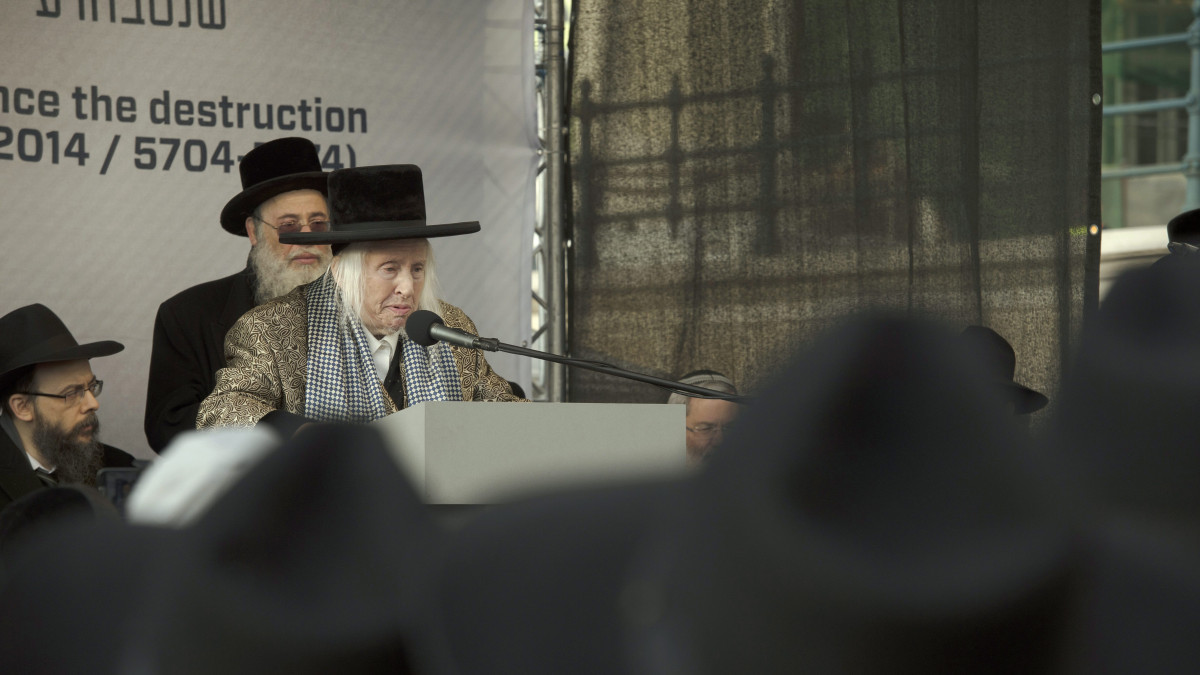 Menachem Taub nagykállói rebbe (k) beszédet mond az Európai Rabbi Központ ülése résztvevőinek Pusztulásból az újjáéledésbe címmel rendezett megemlékezésén a fővárosi Cipők a Duna-parton Holokauszt Emlékmű előtt 2014. március 24-én. Balról Oberlander Báruch, a Budapesti Ortodox Rabbinátus vezetője, az Európai Rabbik Központjának főtitkára, a Chabad-Lubavics irányzat magyarországi megteremtője.