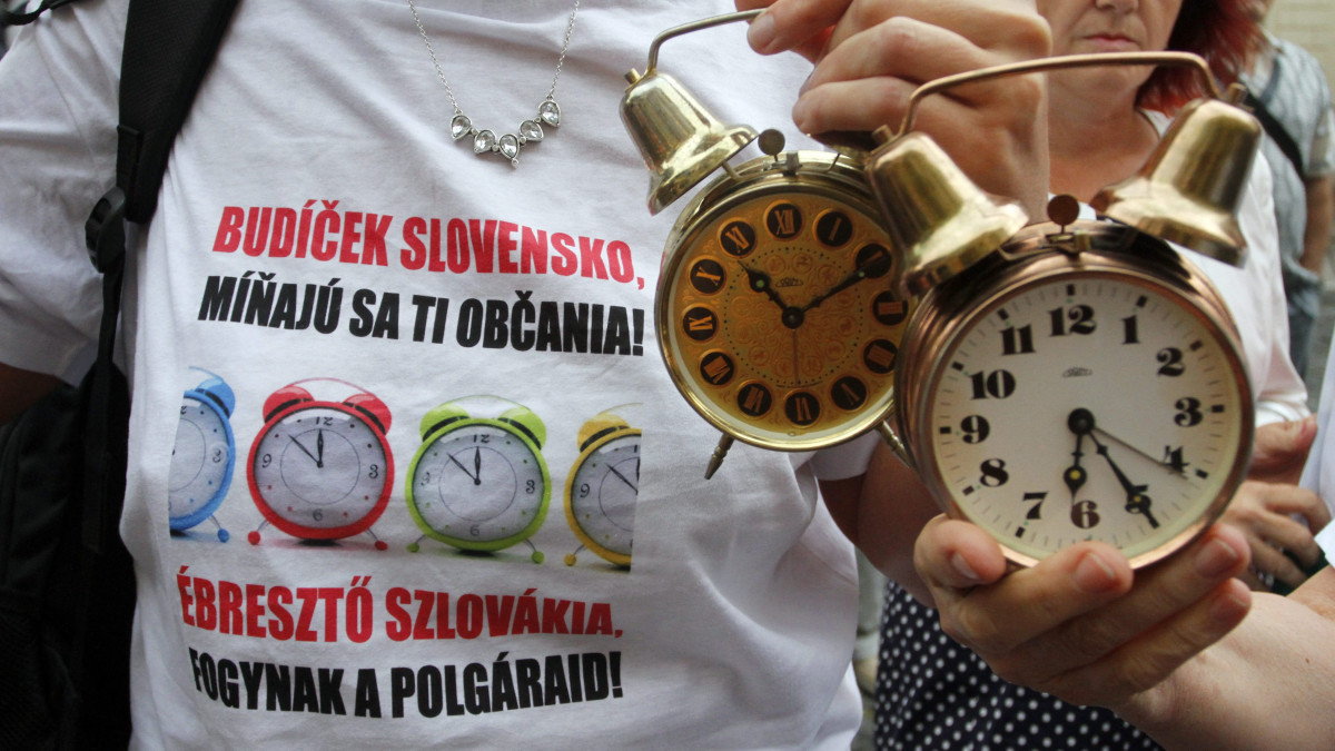 Résztvevők órákkal a szlovák alkotmánybíróság székháza előtt tartott demonstráción Kassán 2013. szeptember 1-jén. Magyarok és szlovákok együtt tüntettek, miután a taláros testület két éve halogatja a döntést a szlovák parlament több mint 40 képviselője által aláírt állampolgársági beadvány ügyében.