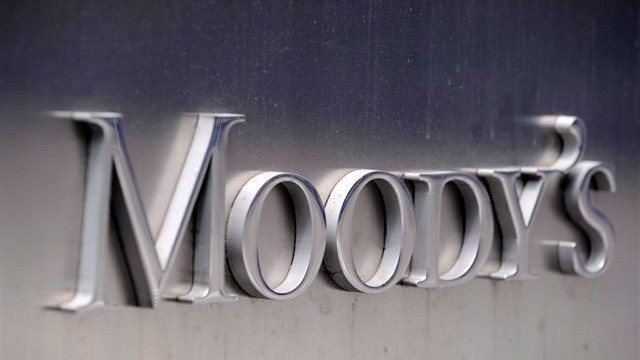 New York, 2012. február 13.2011. július 13-i felvétel a Moodys amerikai hitelminősítő New York-i székházán látható emblémáról. A Moodys 2012. február 14-én kilenc EU-tagállam, köztük nyolc euróövezeti tagország adósosztályzatát, illetve besorolásainak kilátását lerontotta. (MTI/EPA/Andrew Gombert)