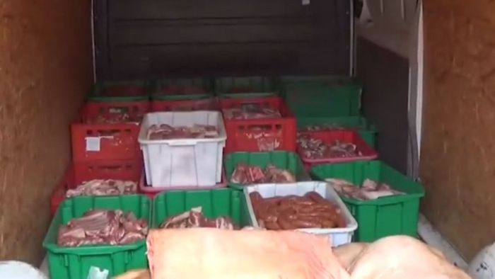 Bejelentés nélkül dolgoztatott sofőr vitte a tonnányi feketehúst - videó