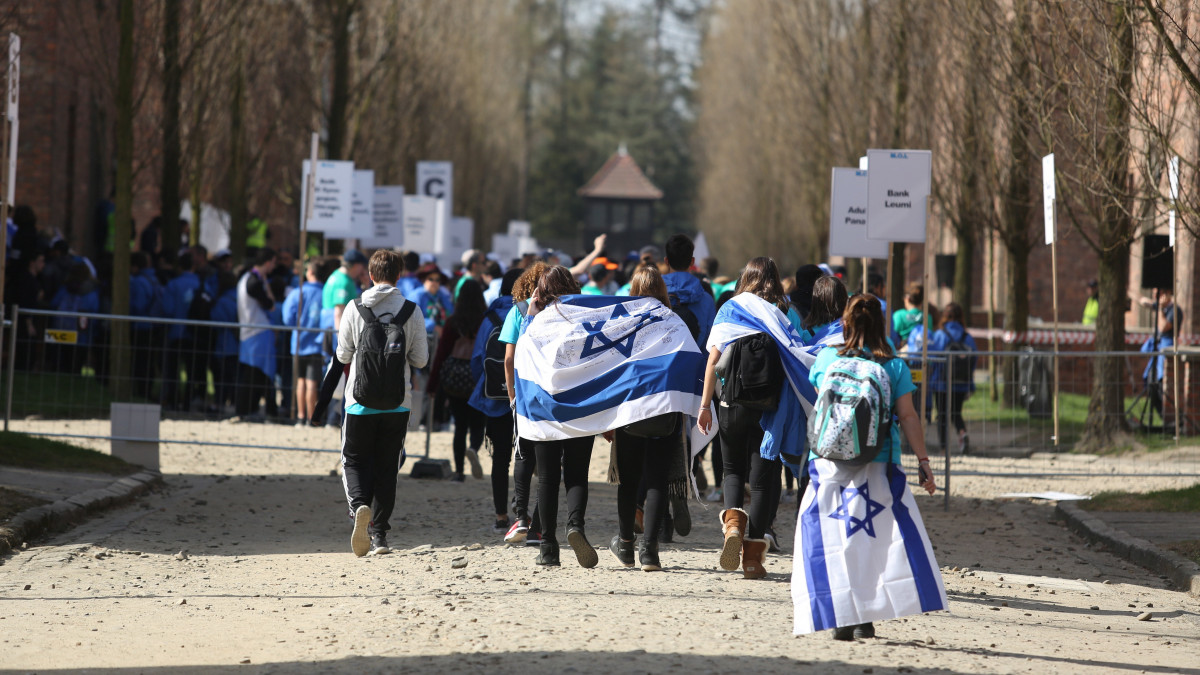 Oswiecim, 2018. április 12.A holokauszt emléknapja alkalmából 27. alkalommal rendezett Élet menete nemzetközi felvonulás résztvevői indulásra várakoznak az egykori auschwitzi koncentrációs táborban, a lengyelországi Oswiecimben 2018. április 12-én. Néhány ezer izraeli és lengyel fiatal gyalog teszi meg az Auschwitz és Birkenau közötti három kilométeres utat, így emlékezve meg a náci népirtás  mintegy hatmillió áldozatáról. (MTI/EPA/Stanislaw Rozpedzik)