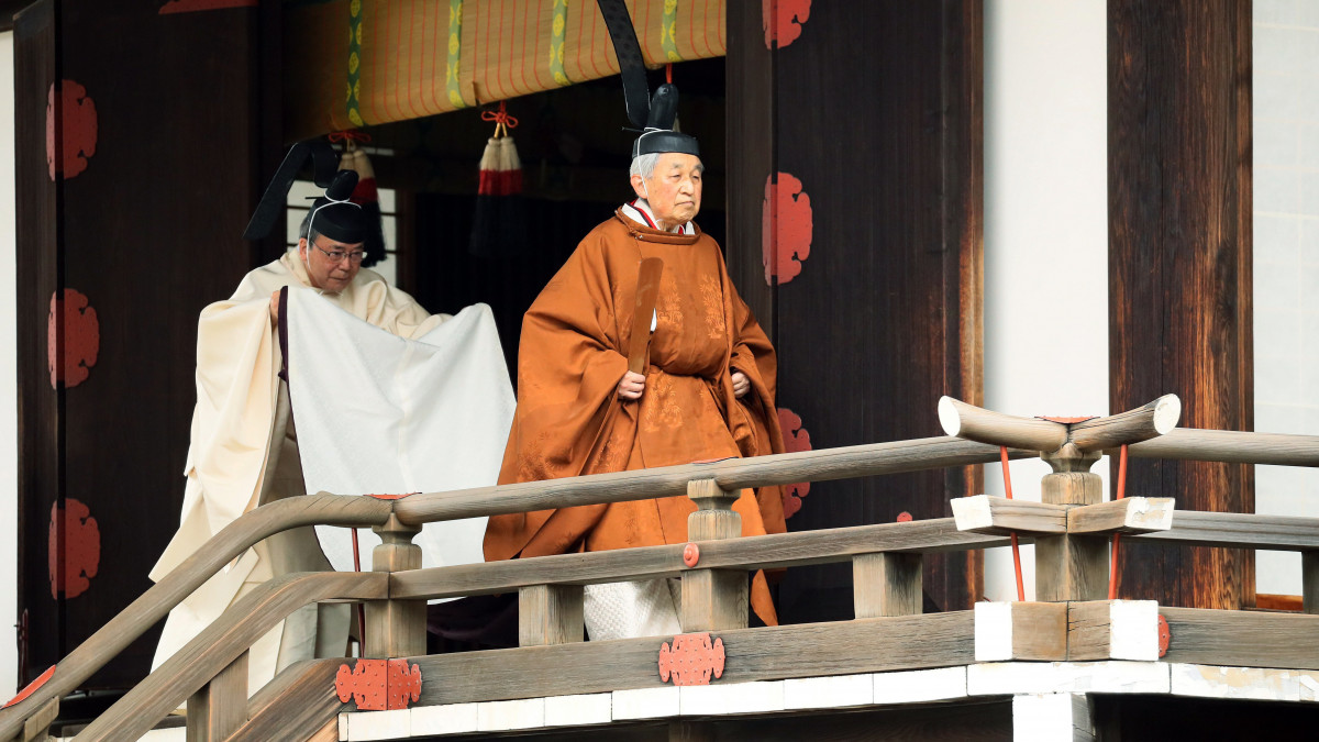 Akihito japán császár (j) egy sintó szertartás végén a tokiói uralkodói szentélyben 2019. április 30-án. Ezen a napon távozik a Krizantém trónról a 85 éves császár, a világ legrégibb uralkodóházának 125. tagja, ezzel lezárul a nevéhez kötődő heiszei uralkodói éra. Örökébe május 1-jén idősebb fia, az 59 éves Naruhito lép, és kezdetét veszi a reiva korszaka.