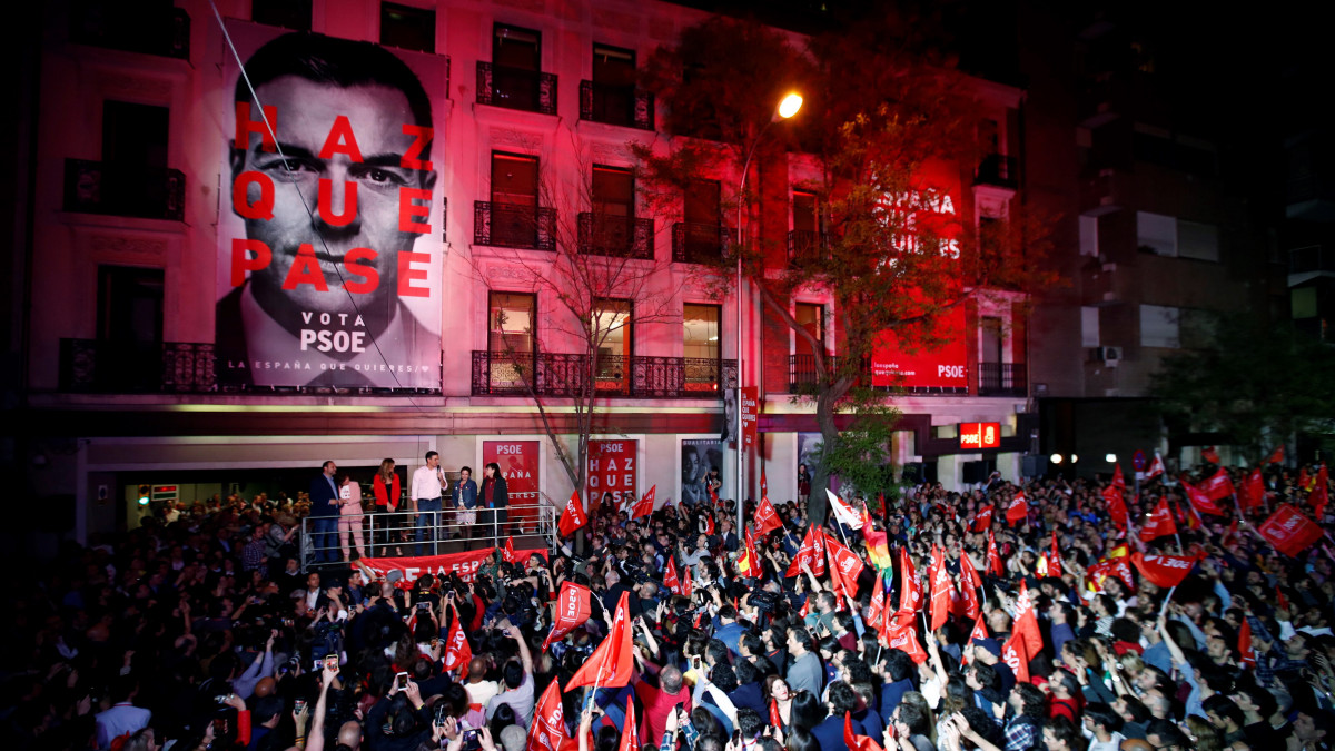 Pedro Sánchez miniszterelnök, a Spanyol Szocialista Munkáspárt (PSOE) főtitkára (k) beszél támogatóihoz a párt madridi székháza előtt, miután a szavazatok 28,7 százalékát megszerezve győzött az előrehozott parlamenti választásokon 2019. április 28-án.