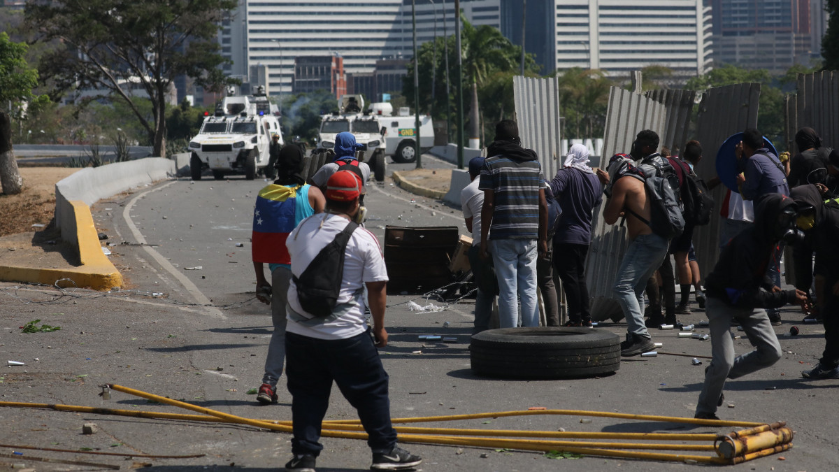 Ellenzéki tüntetők és a kormányzathoz hű nemzeti gárda caracasi ősszecsapása 2019. április 30-án. A magát ideiglenes államfőnek nyilvánító Juan Guaidó, az ellenzéki többségű venezuelai parlament vezetője felszólította a hadsereget, hogy lázadjon fel Nicolás Maduro elnök ellen és távolítsa őt el a hatalomból.