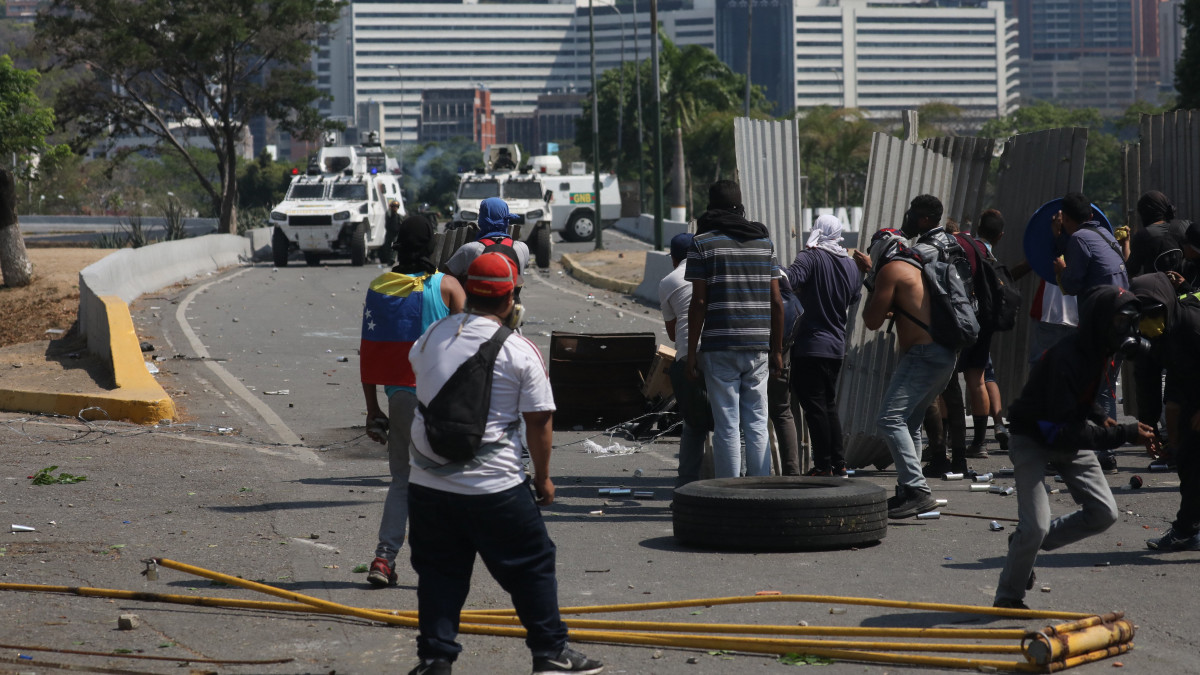 Ellenzéki tüntetők és a kormányzathoz hű nemzeti gárda caracasi ősszecsapása 2019. április 30-án. A magát ideiglenes államfőnek nyilvánító Juan Guaidó, az ellenzéki többségű venezuelai parlament vezetője felszólította a hadsereget, hogy lázadjon fel Nicolás Maduro elnök ellen és távolítsa őt el a hatalomból.