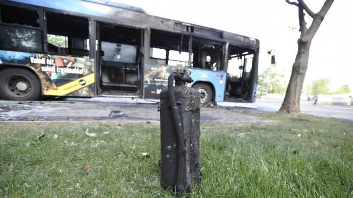 Drámai képek: kiégett egy BKK-busz a Margitszigeten