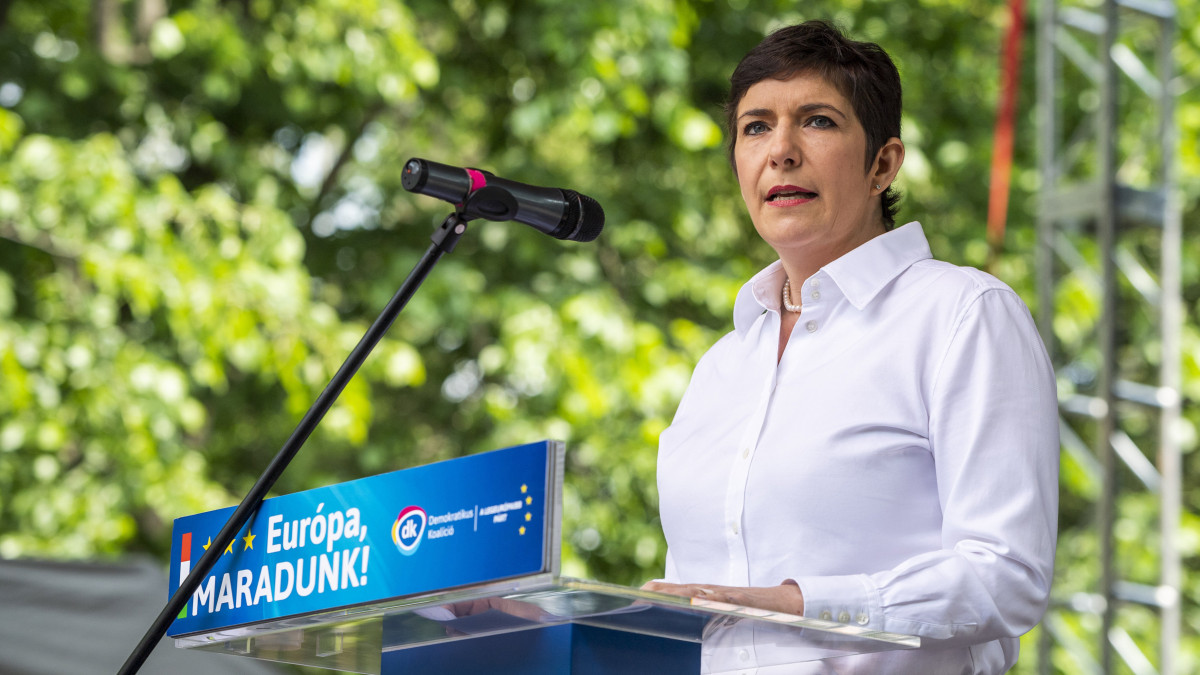 Dobrev Klára, a Demokratikus Koalíció (DK) EP-listavezetője, képviselőjelöltje beszédet mond a Majálisozz a DK-val című rendezvényen a budapesti Városligetben 2019. május 1-jén.