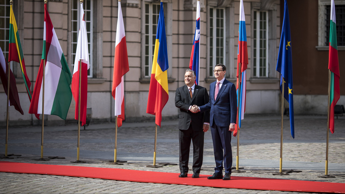 A Miniszterelnöki Sajtóiroda által közreadott képen Orbán Viktor miniszterelnököt (b) fogadja Mateusz Morawiecki lengyel miniszterelnök az Európai Unióhoz 2004-ben csatlakozott országok, valamint az azóta belépett Románia, Bulgária és Horvátország varsói csúcstalálkozóján 2019. május 1-jén.