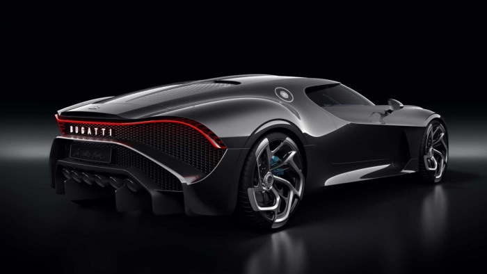 Elektromos autókra áll át a Bugatti