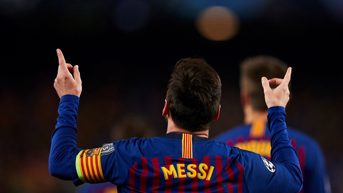 Lionel Messi, az FC Barcelona játékosa ünnepli a Manchester United elleni gólját a labdarúgó Bajnokok Ligája negyeddöntőjének visszavágó mérkőzésén a barcelonai Camp Nou stadionban 2019. április 16-án.
