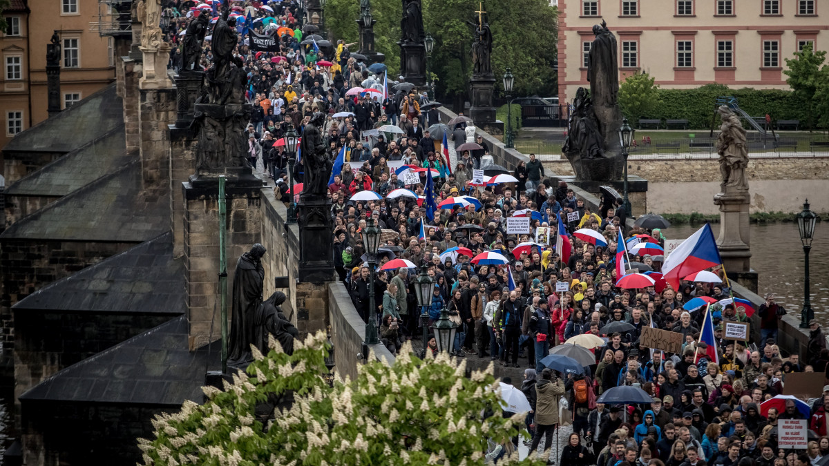 Andrej Babis cseh miniszterelnök és az új igazságügyi miniszternek jelölt Marie Benesová ellen tüntetnek Prágában 2019. április 29-én. Az ellenzék arra gyanakszik, hogy az igazságügyi tárca élén végbemenő változással az európai uniós pénzek elsikkasztásával gyanúsított Babis el akarja kerülni az ellene irányuló vádemelést.