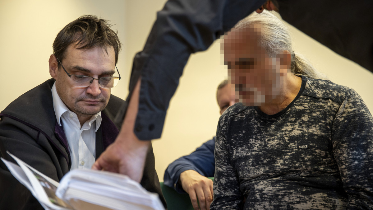 Tóth Tibor bíró (b) a 2017 decemberében az M5-ös autópályán egy ismerőse lelövésével és egy másik férfi életveszélyes megsebesítésével vádolt török származású férfi (j) büntetőperének tárgyalásán a Szegedi Törvényszék tárgyalótermében 2019. május 2-án. A férfit több ember sérelmére, előre kitervelten elkövetett emberölés bűntettének kísérletével és lőfegyverrel visszaélés bűntettével vádolják.