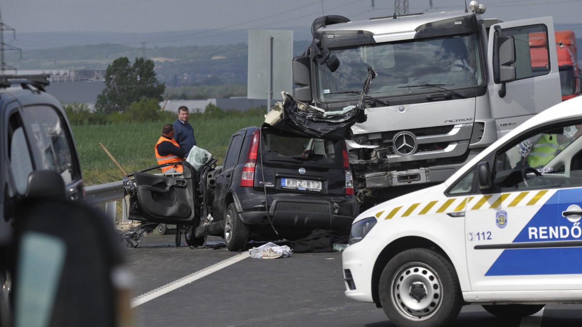 Összeroncsolódott személyautó és kamion az M2-es autóúton, Dunakeszi térségében 2019. május 2-án. A két jármű frontálisan ütközött az autóút 26-os kilométerénél, a balesetben az autó egyik utasa meghalt.