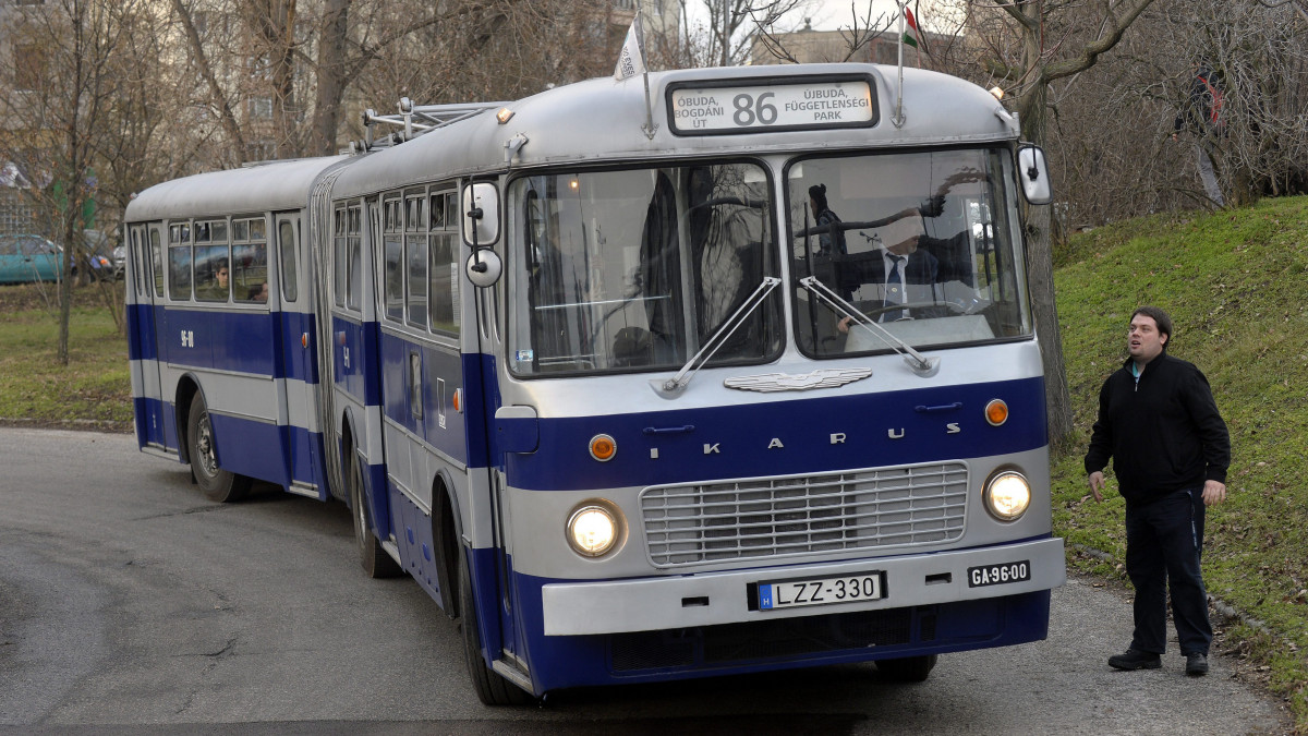Nosztalgia Ikarus 180-as busz áll a Bogdán utcai végállomáson, Budapesten 2016. január 15-én. Ezen a napon búcsúzik a 86-as autóbuszjárat, amely január 16-től megszűnik a budai fonódó villamoshálózat kiépülésével.