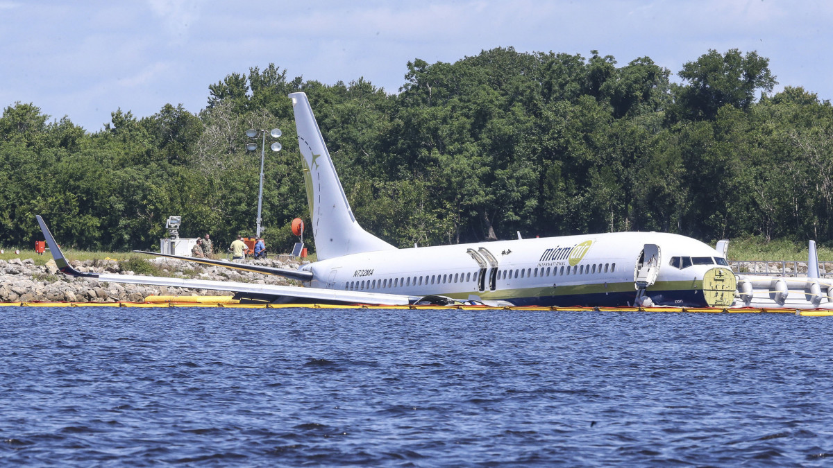 Egy Boeing 737-es gép a floridai Jacksonville-ben 2019. május 4-én, miután 143 emberrel a fedélzetén leszállás közben nem tudott megállni a haditengerészeti repülőtér betonpályjáán, és belecsúszott a Szent János-folyóba. A charterjáratként közlekedő gép a guantánamói amerikai haditengerészeti támaszpontról érkezett.