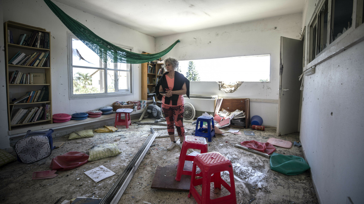 Dél-Izrael, 2019. május 4.A Gázai övezetből kilőtt rakéta becsapódásának nyomait nézi meg egy nő egy izraeli mosavban, a Gázai övezet határának közelében 2019. május 4-én. MTI/AP/Tsafrir Abayov