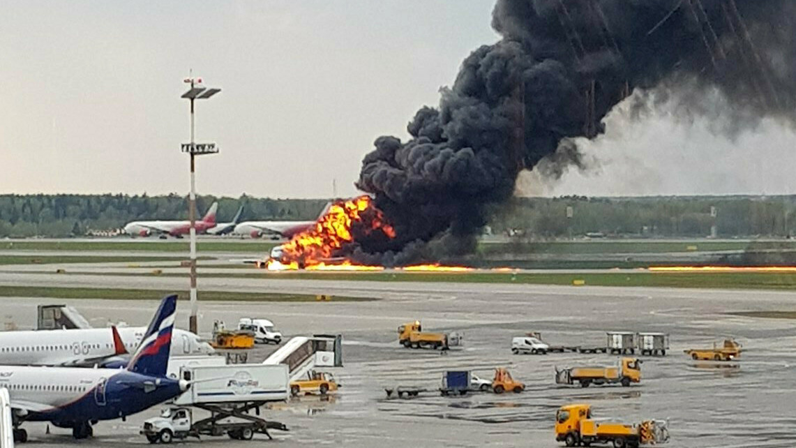 A Riccardo Dalla Francesca által közreadott képen egy repülőgép lángol a moszkvai Seremetyevói repülőtéren 2019. május 5-én. Az Aeroflot Szuhoj SSJ-100-as típusú utasszállító repülőgépén 73 utas és 6 főnyi személyzet utazott, közülük tizenhárom személy életét vesztette, több mint tíz orvosi ellátásra szorult.