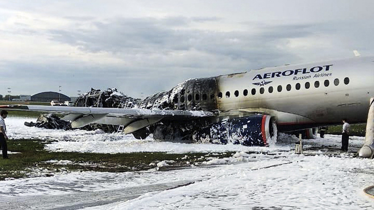 A Moszkvai Hírügynökség képén a kiégett roncs a moszkvai Seremetyevói repülőtéren 2019. május 5-én, miután az előző nap az Aeroflot orosz légitársaság Szuhoj SSJ-100-as típusú utasszállító repülőgépe kényszerleszállást hajtott végre, majd kigyulladt. A fedélzeten tartózkodó hetvennyolc ember közül negyvenegyen életüket vesztették, ketten súlyosan megsérültek.