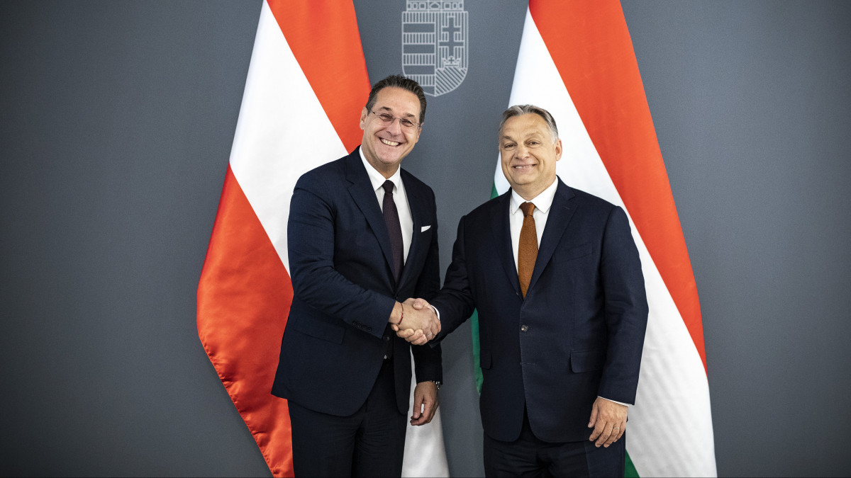 A Miniszterelnöki Sajtóiroda által közreadott képen Orbán Viktor miniszterelnök (j) fogadja Heinz-Christian Strache osztrák alkancellárt a Karmelita kolostorban 2019. május 6-án.