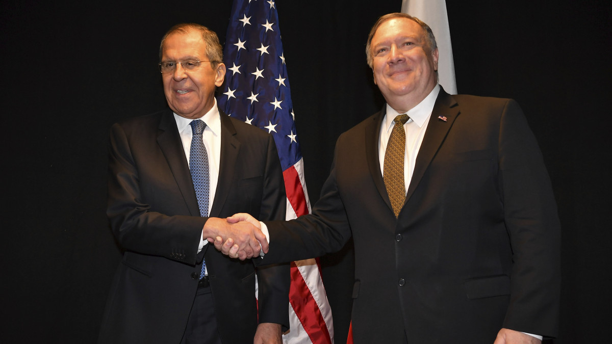 Szergej Lavrov orosz (b) és Mike Pompeo amerikai külügyminiszter kezet fog az Északi-sarki Tanács finnországi külügyminiszteri tanácskozásán Rovaniemiben 2019. május 6-án.