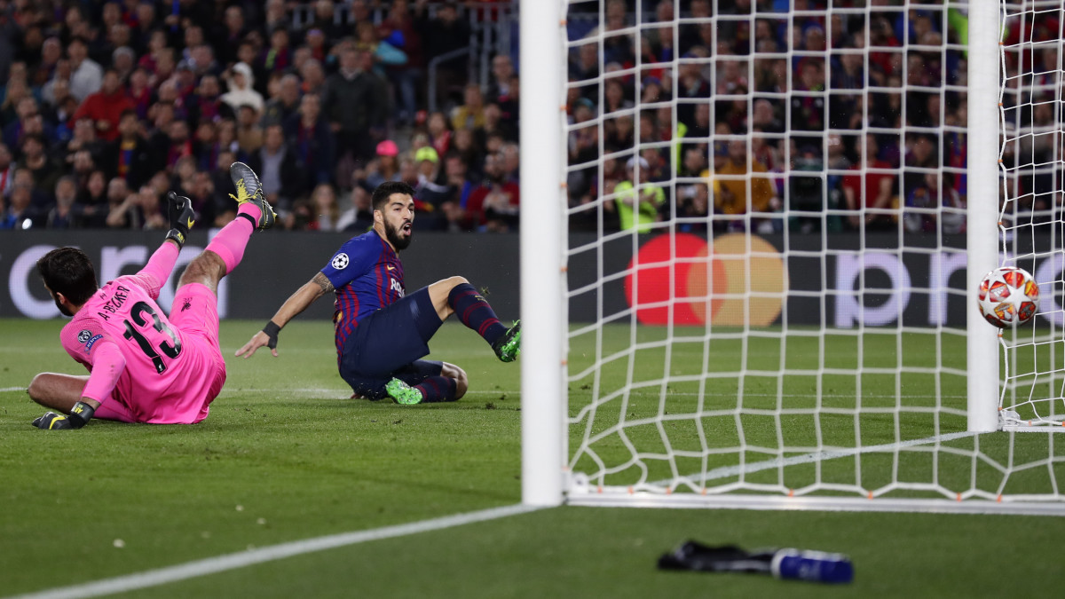 Luis Suarez, az FC Barcelona játékosa (j) gólt rúg Alissonnak, a Liverpool kapusának a labdarúgó Bajnokok Ligája elődöntőjének első mérkőzésén a barcelonai Camp Nou Stadionban 2019. május 1-jén.