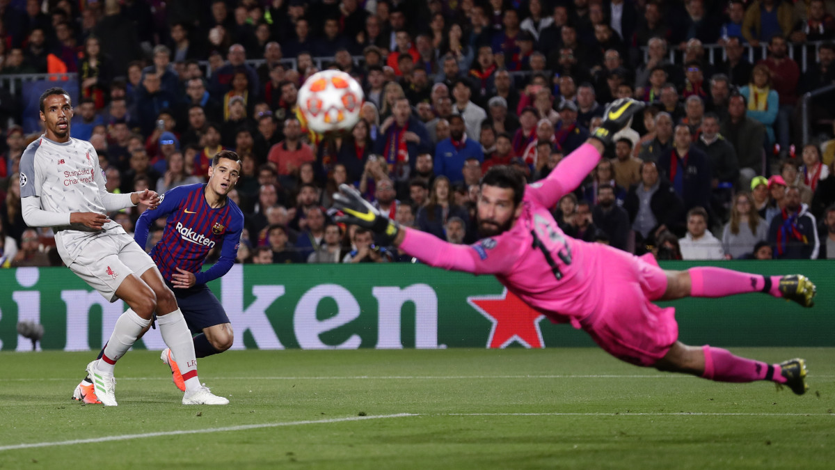 Philippe Coutinhónak, az FC Barcelona játékosának (b2) lövését védi Alisson, a Liverpool kapusa a labdarúgó Bajnokok Ligája elődöntőjének első mérkőzésén a barcelonai Camp Nou Stadionban 2019. május 1-jén.