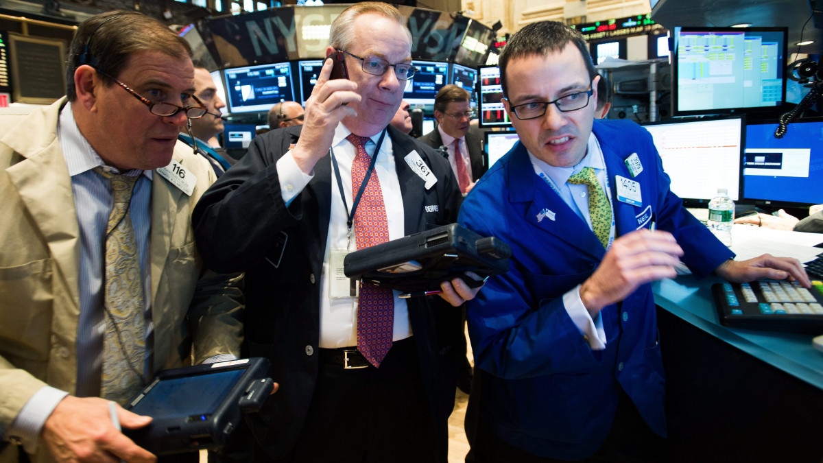 New York, 2015. március 19.Kereskedők dolgoznak a New York-i Értéktőzsdén 2015. március 19-én. A 30 vezető iparvállalat Dow Jones indexe 0,03 százalékkal csökkent nyitáskor. (MTI/EPA/Justin Lane)