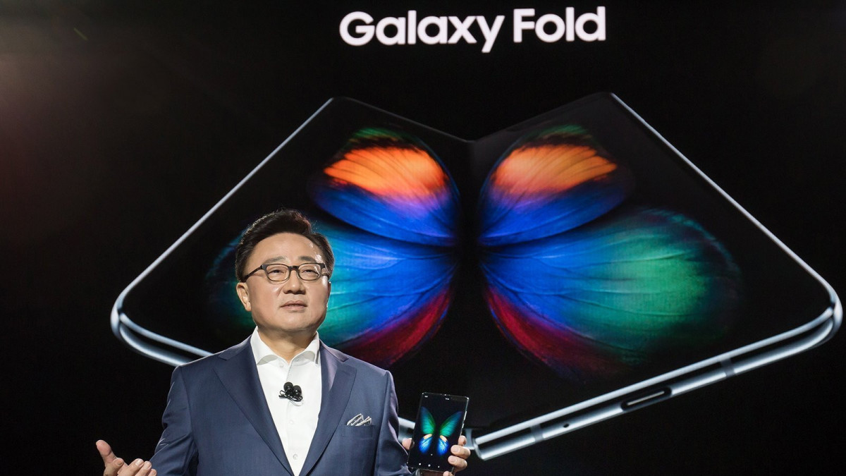A Samsung Electronics által közreadott képen D. J. Koh, a dél-koreai Samsung Electronics mobil üzletág vezetője bemutatja a vállalat új összehajtható telefonját, a Galaxy Foldot San Fransiscóban 2019. február 20-án.