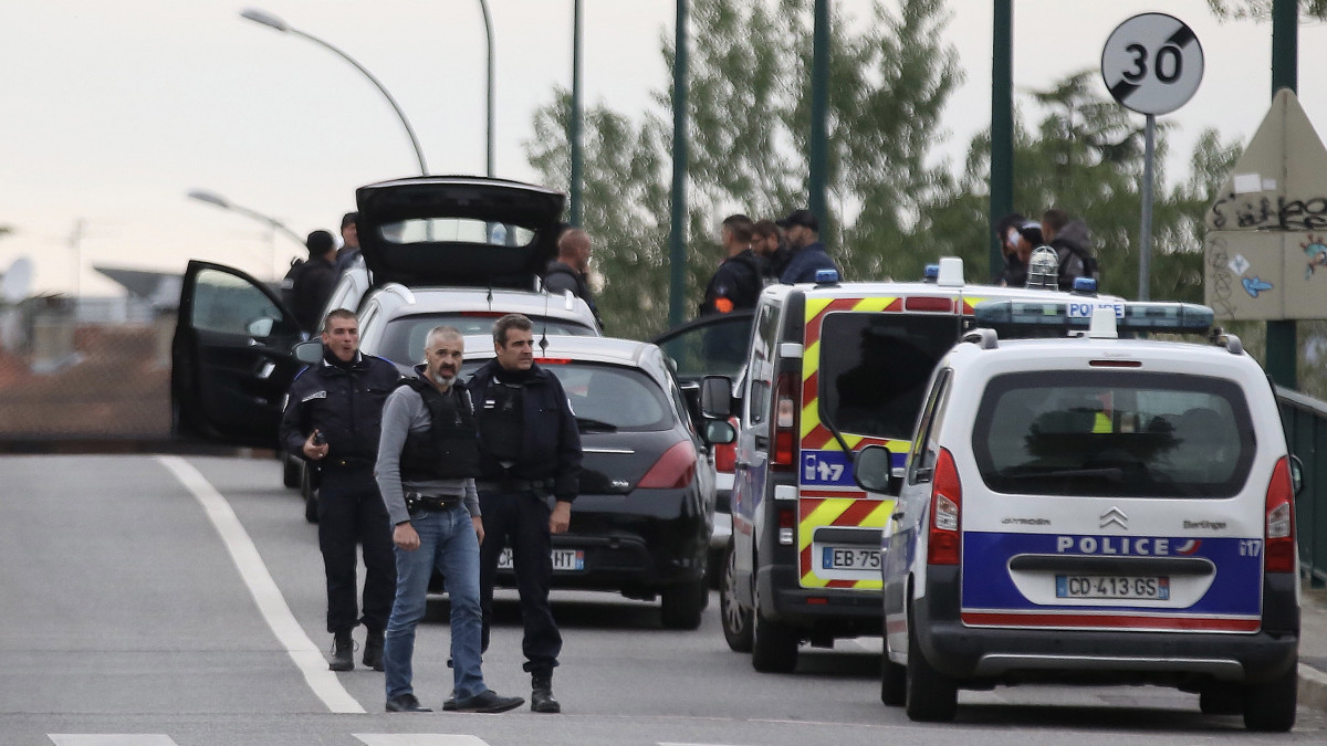 Rendőrök a a dél-franciaországi Toulouse-hoz közeli Blagnac településen, ahol egy fegyveres férfi legalább négy túszt ejtett az egyik dohányboltban 2019. május 7-én.