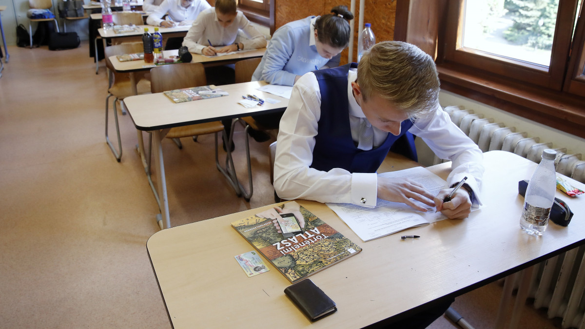 Diákok a történelem írásbeli érettségi vizsgán a fővárosi Szerb Antal Gimnáziumban 2019. május 8-án.