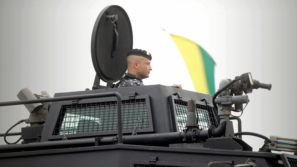 A brazil biztonsági erők egyik páncélozott járműve Brazíliavárosban Jair Bolsonaro megválasztott brazil elnök beiktatási ünnepségének kezdete előtt 2019. január 1-jén.