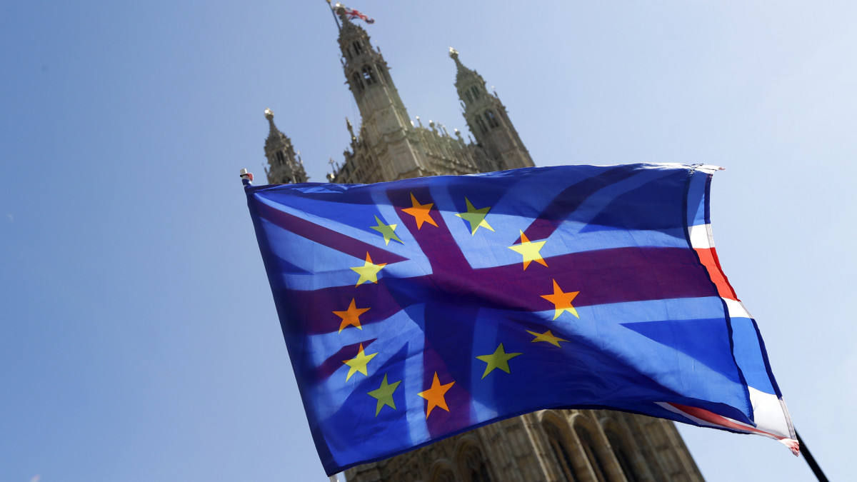 Brit és európai uniós zászló egymáson a brit uniós tagság tervezett megszűnését (Brexit) ellenző tiltakozáson a londoni parlamentnél 2019. április 10-én, amikor az Európai Bizottság gyakorlati iránymutatásokat adott ki a tagállamoknak Nagy-Britannia rendezetlen kiválásának esetére.