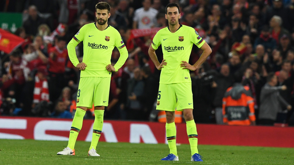 Gerard Pique (b) és Sergio Busquets, az FC Barcelona játékosa a labdarúgó Bajnokok Ligája elődöntőjének Liverpool elleni visszavágó mérkőzésén a liverpooli Anfield stadionban 2019. május 7-én.