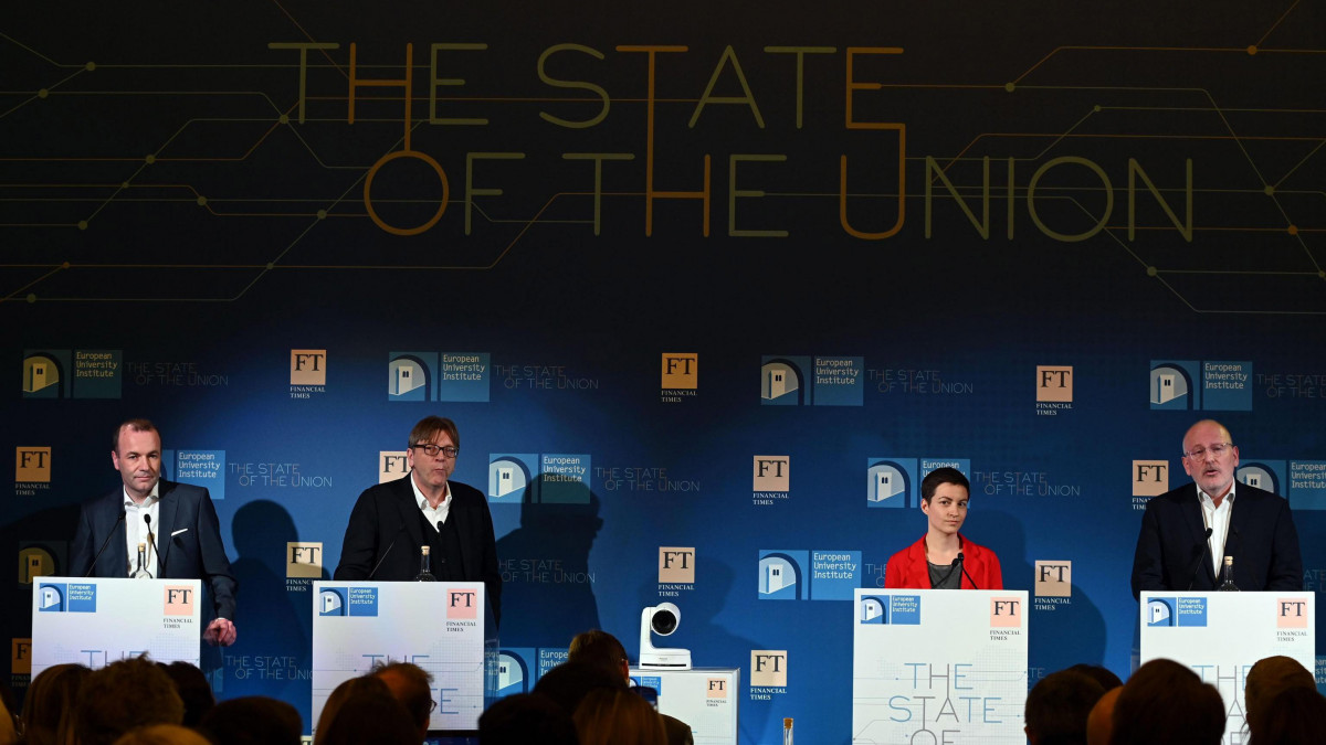 Manfred Weber, az Európai Néppárt (EPP), Guy Verhofstadt, az európai liberális pártcsalád, a Liberálisok és Demokraták Szövetsége Európáért (ALDE), Ska Keller, az Európai Zöld Párt és Frans Timmermans, az Európai Szocialisták Pártjának (PES) listavezetője az európai parlamenti választásokra (b-j) az Unió helyzete című firenzei konferencián 2019. május 2-án.
